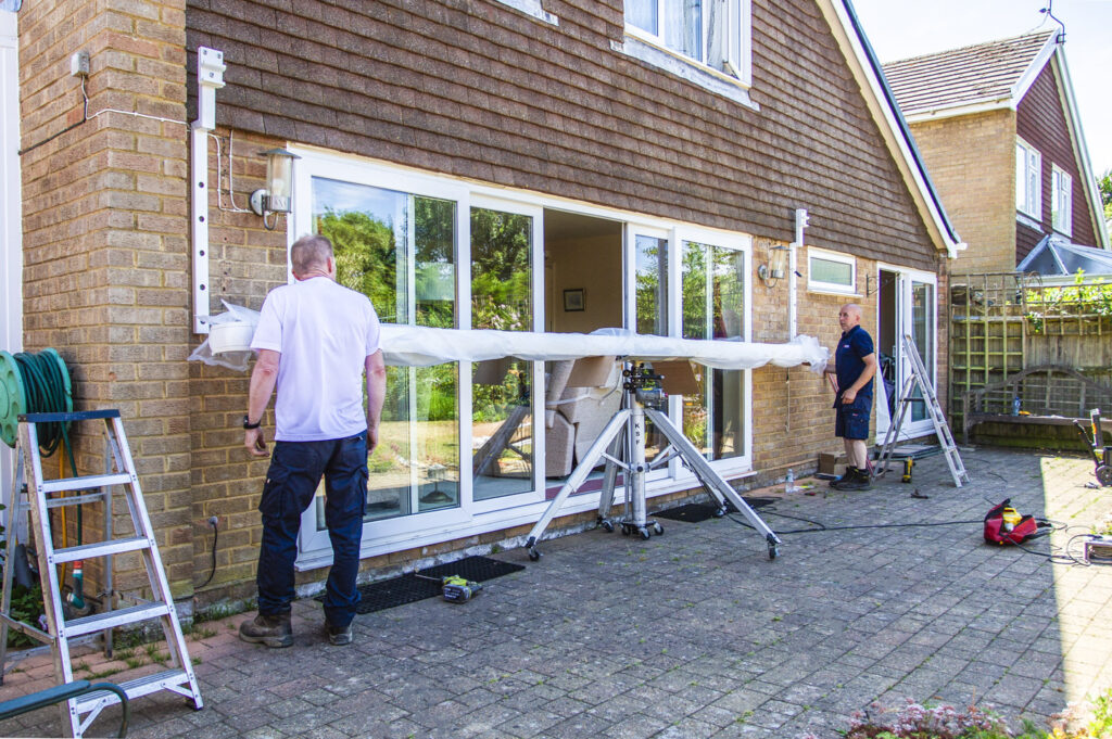 Lifting the awning to its position